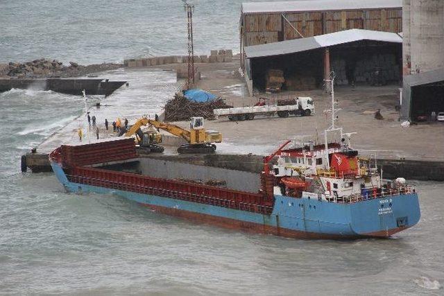 Kdz.ereğli'de Yük Gemisi Karaya Oturdu