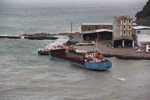 Kdz.ereğli'de Yük Gemisi Karaya Oturdu