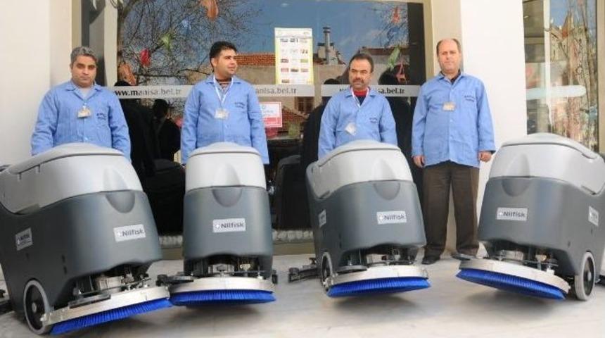 Manisa Belediyesi Yeni Temizlik Ara&ccedil;larını Tanıttı
