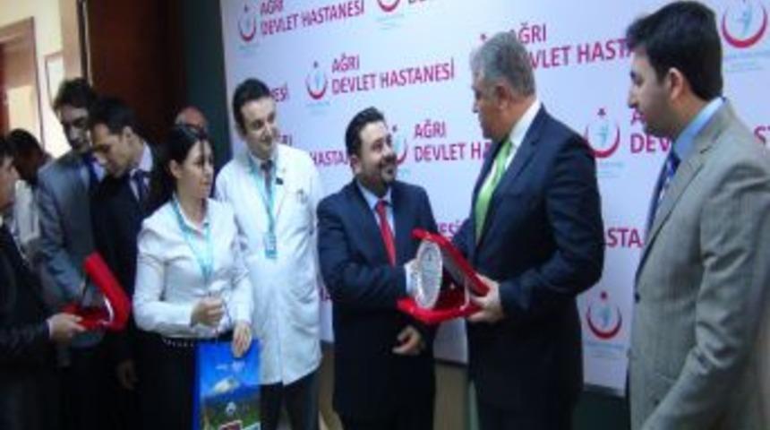 Ağrı'da Başarılı Doktorlar &Ouml;d&uuml;llendirildi