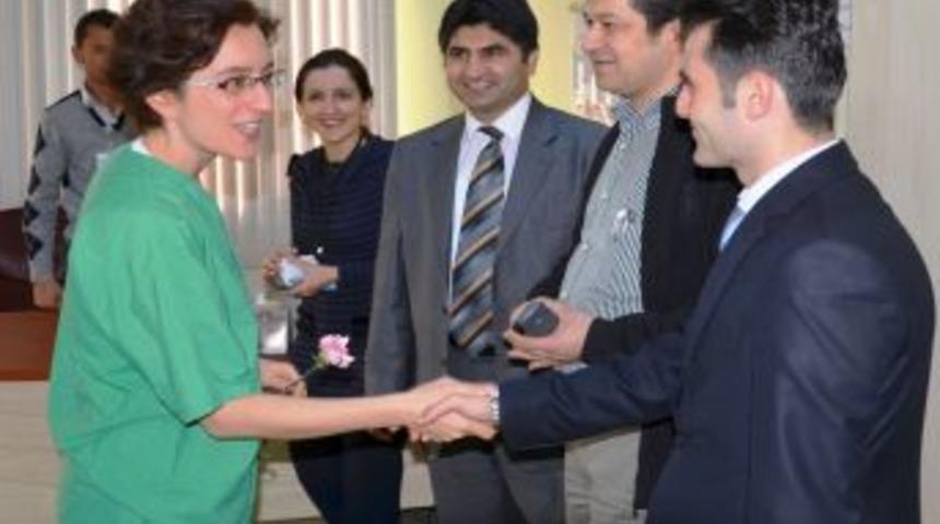 Cizre Devlet Hastanesi Idaresi Personele G&uuml;l Dağıttı