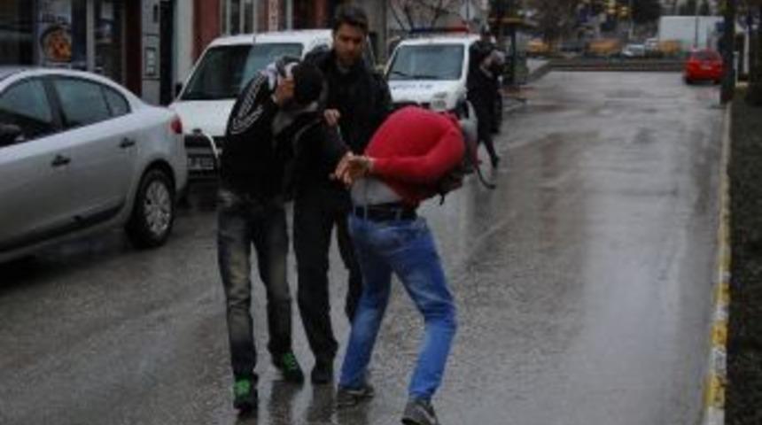 Eskişehir&rsquo;de Bir Eve Giren Hırsızlar Su&ccedil;&uuml;st&uuml; Yakalandı