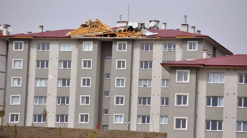 Yozgat'ta Fırtına &Ccedil;atıları U&ccedil;urdu
