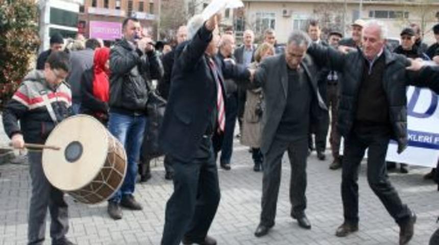 Davul Zurna Eşliğinde Banka &Uuml;cretlerine Karşı Imza Topladılar