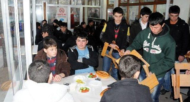 Yozgat’ta İhl Öğrencilerine Sabah Namazı Sonrası Kahvaltı Verildi