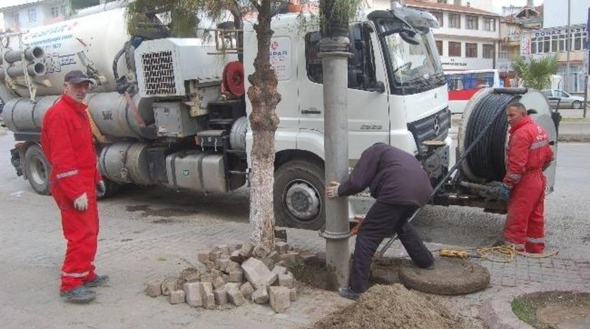 Lapseki&rsquo;de Su Kanalları Temizleniyor