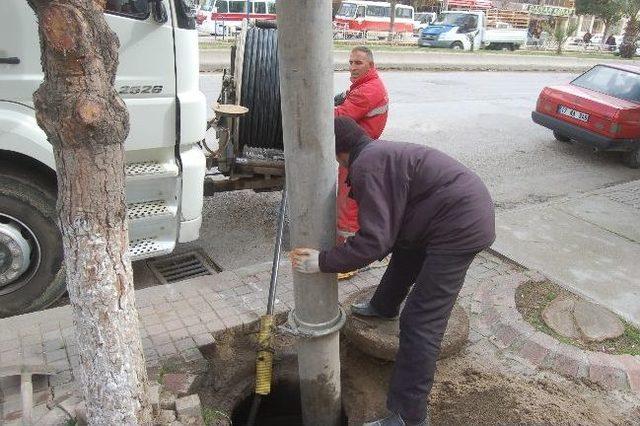 Lapseki’de Su Kanalları Temizleniyor