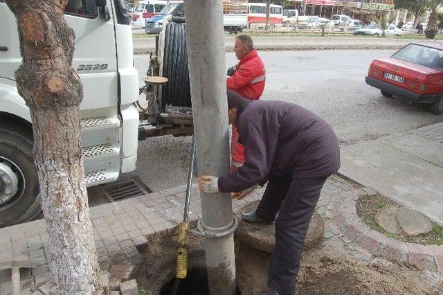 Lapseki’de Su Kanalları Temizleniyor