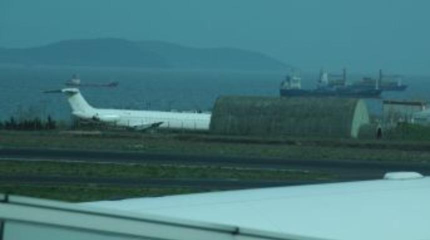 Askeri Alana Sivil Uçaklar Park Etmeye Başladı