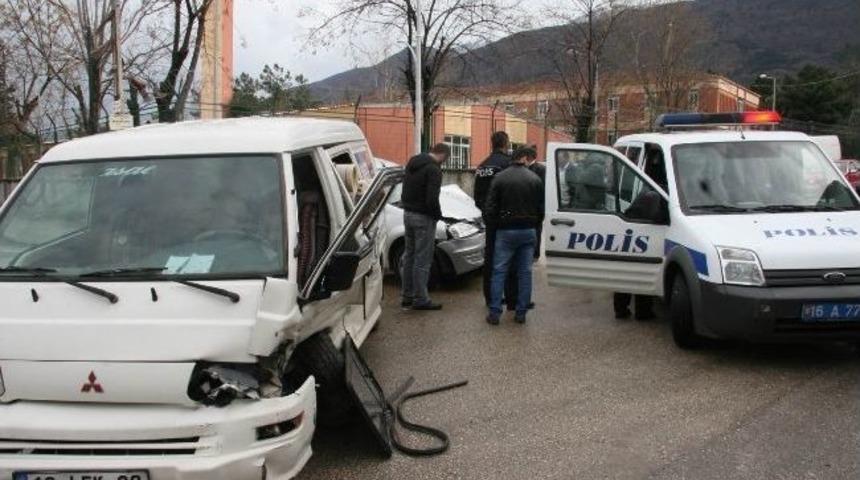 Otomobille Kamyonet &Ccedil;arpıştı: 3 Yaralı