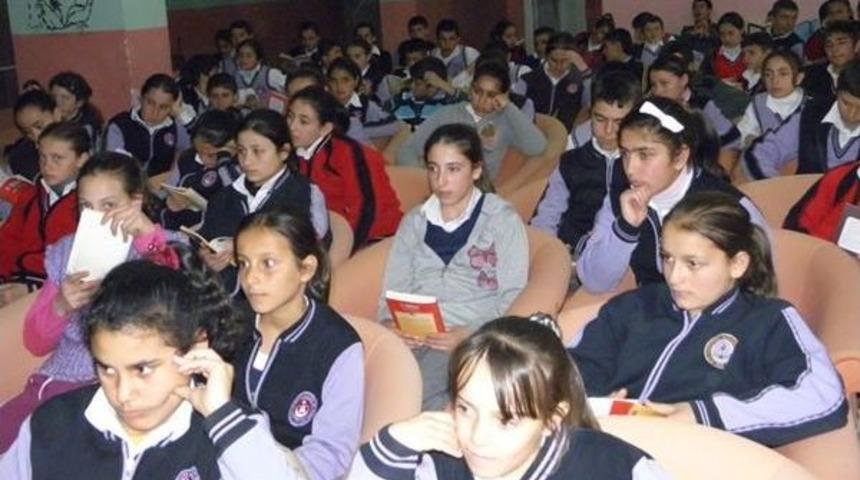 Niğde&rsquo;de Başkan Ve M&uuml;ft&uuml; Kitap Okudu