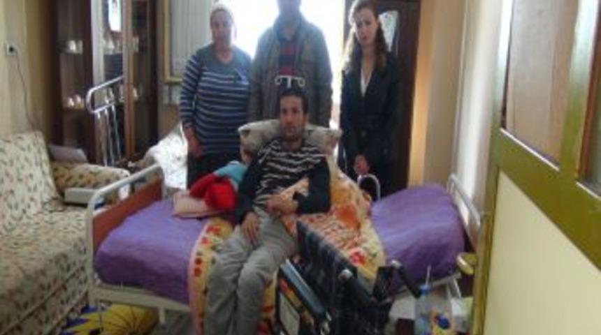 &Ouml;z&uuml;rl&uuml; Gencin Tekerlekli Sandalye Sevinci