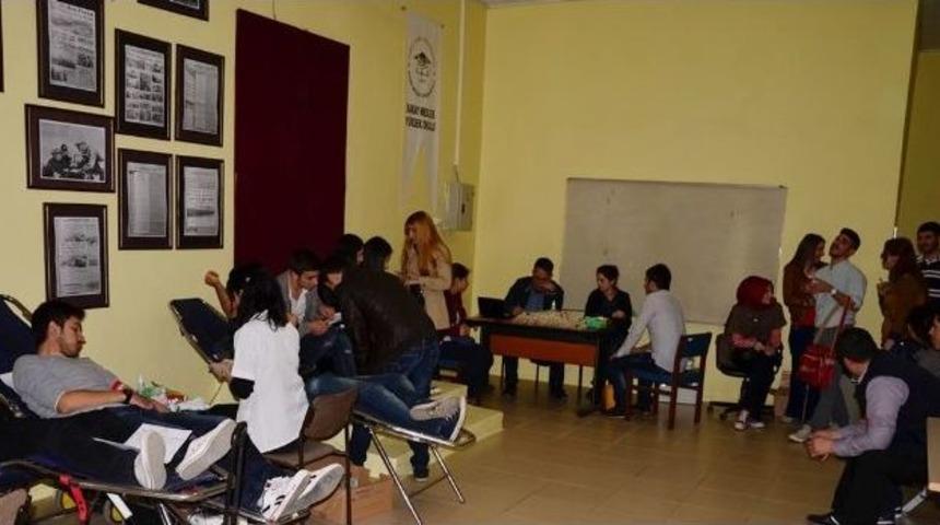 &Uuml;niversiteliler Kızılay&rsquo;a Kan Verdi