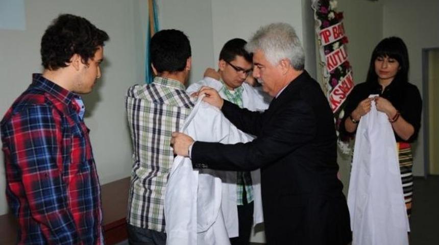 Tıp Fak&uuml;ltesi &Ouml;ğrencileri Beyaz &Ouml;nl&uuml;k Giydi