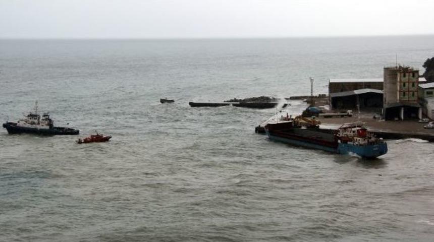 Kdz. Ereğli De Y&uuml;k Gemisi Karaya Oturdu