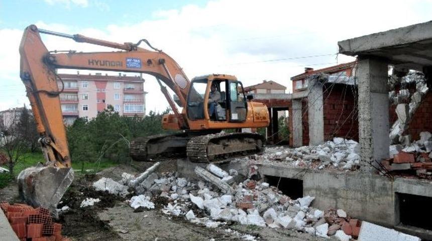 Tartışmalara Yol A&ccedil;an Dernek Binasında Yıkım Başladı