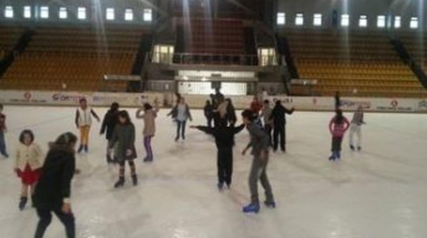 Bilgievi &ouml;ğrencileri buz pistinde