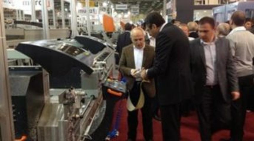 Akg&uuml;n fuarı gezdi