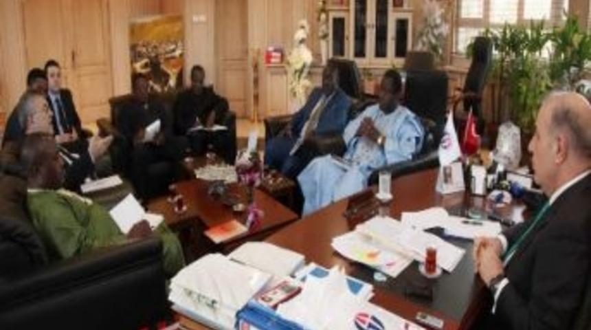 Kamerun Heyeti Rekt&ouml;r Coşkun&rsquo;u Makamında Ziyaret Etti