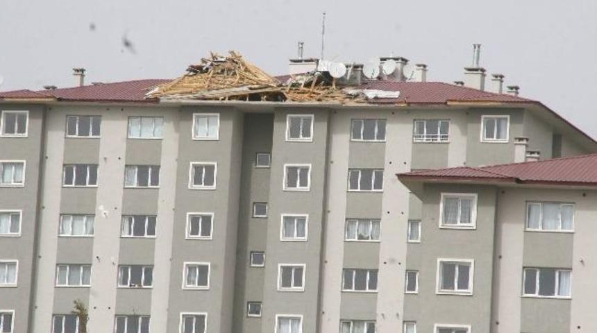 Yozgat&rsquo;ta Şiddetli R&uuml;zgar &Ccedil;atıları U&ccedil;urdu