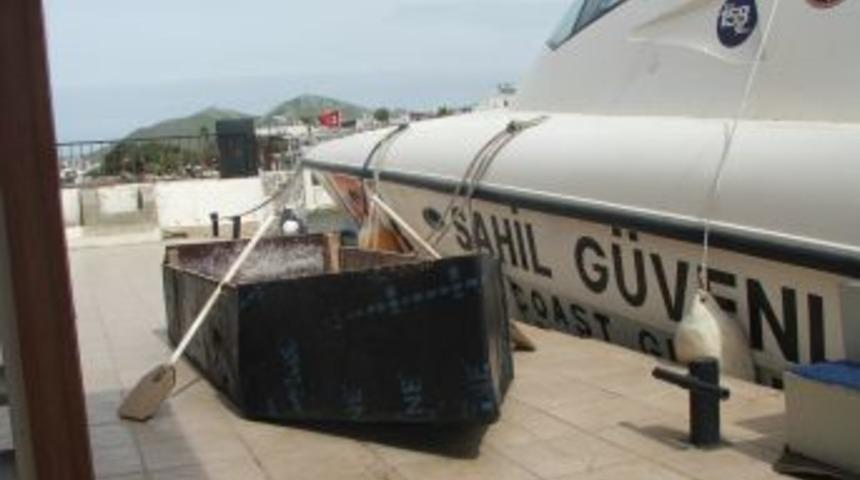 &Ccedil;atı Malzemesinden Sandal Yapan Balık&ccedil;ıları Sahil G&uuml;venlik Kurtardı