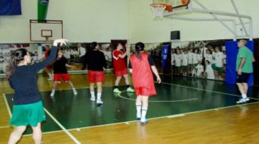 Bursa B&uuml;y&uuml;kşehir Belediyesporlu Basket&ccedil;iler, Edirnespor'u Ge&ccedil;mek Istiyor