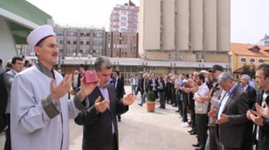 Savaşta &Ouml;len Suriyeliler I&ccedil;in Gıyabi Cenaze Namazı Kılındı