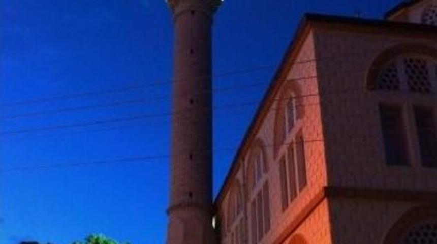 Sarıg&ouml;l &Ccedil;arşı Camisi Işıklandırıldı