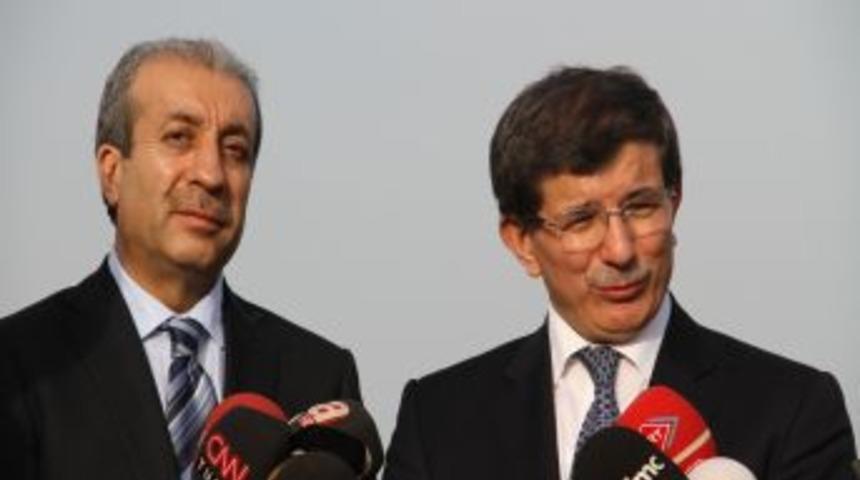 Davutoğlu, Tarihi Bur&ccedil;ta &Ccedil;ocuklarla Top Oynadı