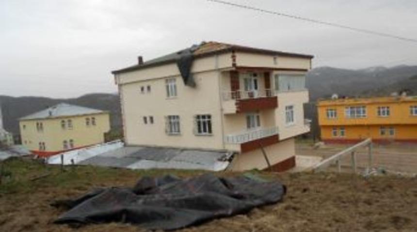 Akkuş'ta Şiddetli R&uuml;zg&acirc;r &Ccedil;atıları U&ccedil;urdu