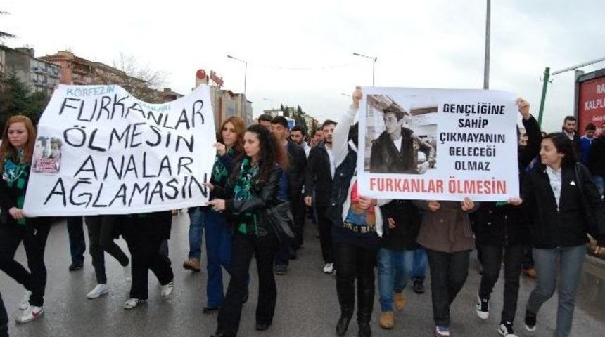 Y&uuml;zlerce Kişi D&ouml;ner Bı&ccedil;ağı İle &Ouml;ld&uuml;r&uuml;len Gen&ccedil; İ&ccedil;in Y&uuml;r&uuml;d&uuml;