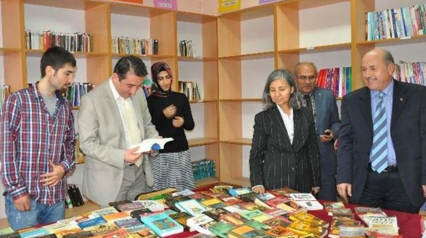 Lise &Ouml;ğrencileri Kitaplarla Buluşturuldu