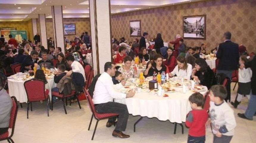 Yozgat Deva Derneği Sağlık &Ccedil;alışanlarını Yemekte Buluşturdu