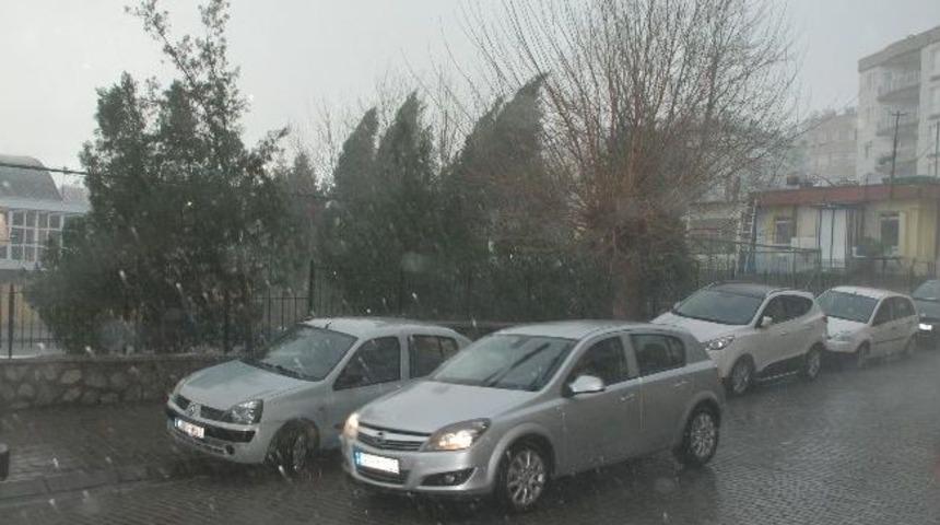 Aydın&rsquo;da Sağnak Yağış Etkili Oldu