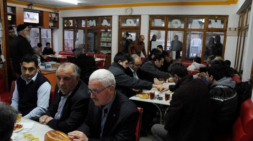 Her Hafta Cuma G&uuml;n&uuml; &Ouml;ğrencilere Kahvaltı Veriyorlar