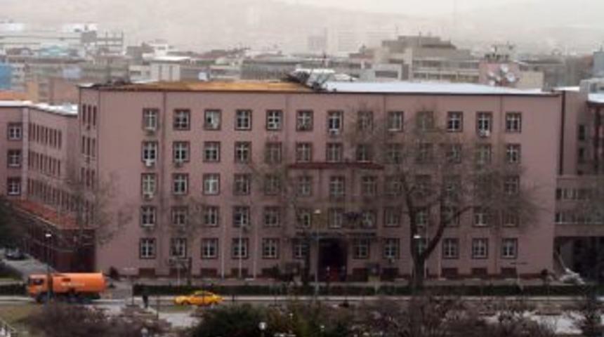 Ankara&rsquo;da Şiddetli R&uuml;zgar, Evlerin &Ccedil;atılarını U&ccedil;urdu