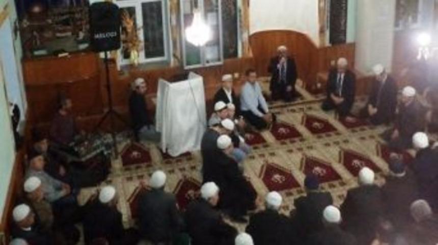 Eller Semaya Şehitler İ&ccedil;in Kalktı