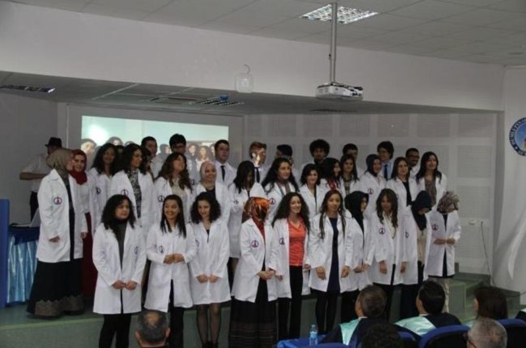 Dp&uuml;'l&uuml; Gen&ccedil; Doktor Adayları Beyaz &Ouml;nl&uuml;klerini Giydi