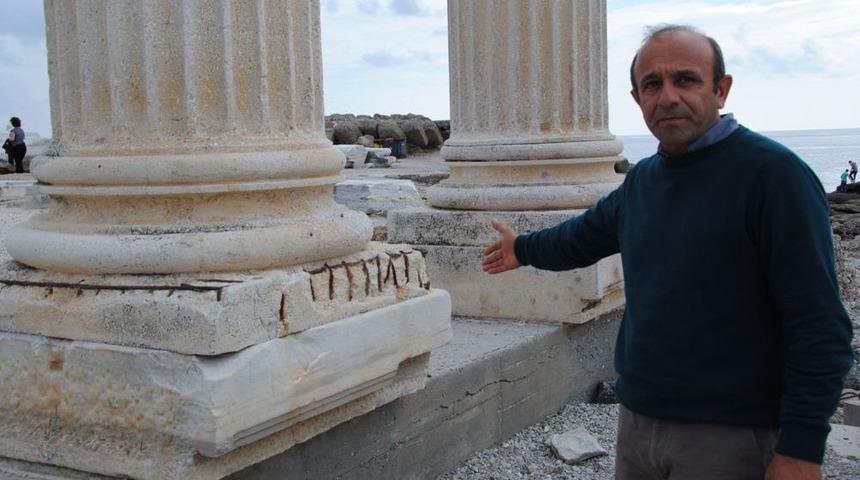 Apollon Tapınağı'ndaki Paslı Demirler T&uuml;rk Turizminin Imajına Zarar Veriyor