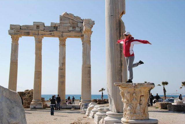 Apollon Tapınağı'ndaki Paslı Demirler Türk Turizminin Imajına Zarar Veriyor