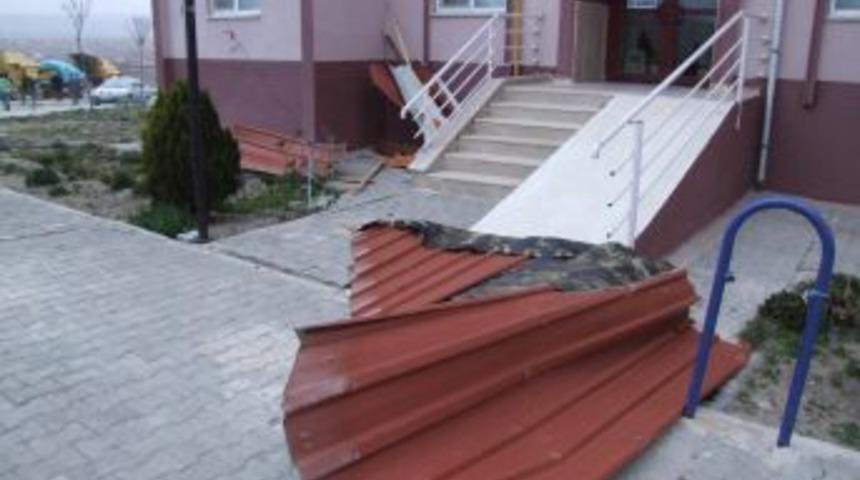 Yerk&ouml;y&rsquo;de Şiddetli Lodos &Ccedil;atıları U&ccedil;urdu