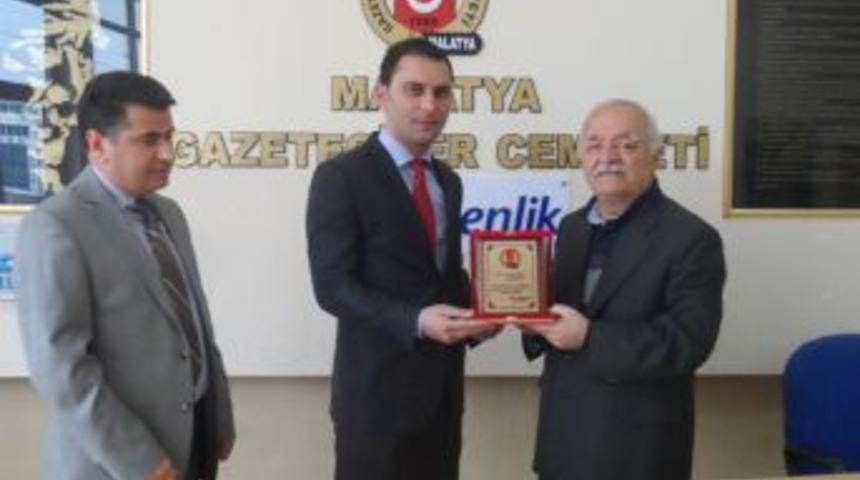 Askere Giden Basın &Ccedil;alışanına Gazeteciler Cemiyeti'nden Plaket