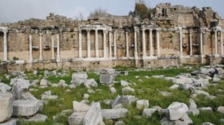 M.S. 2'nci Y&uuml;zyıldan Kalma Tarihi &Ccedil;eşmenin 23 S&uuml;tunu Ayağa Kaldırıldı