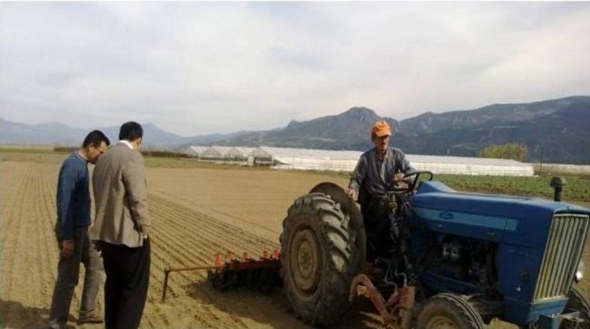 Sakarya&rsquo;nın Pamukova İl&ccedil;esi &Ouml;zbek K&ouml;y&uuml;nde Kırmızı Soğan Deneme Ekimi Yapıldı