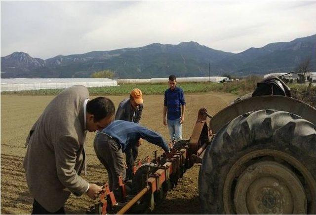 Sakarya’nın Pamukova İlçesi Özbek Köyünde Kırmızı Soğan Deneme Ekimi Yapıldı