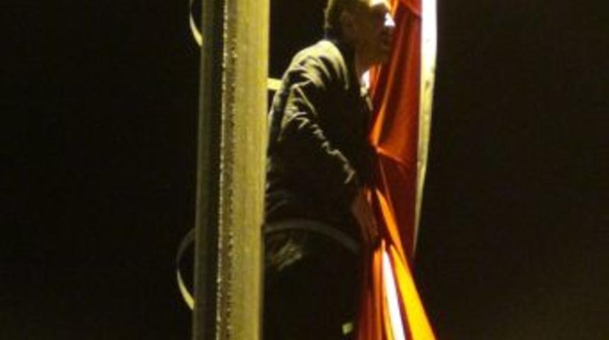 Bayrak Direğine &Ccedil;ıkan Alkoll&uuml; Gen&ccedil; Demokrasi Istedi