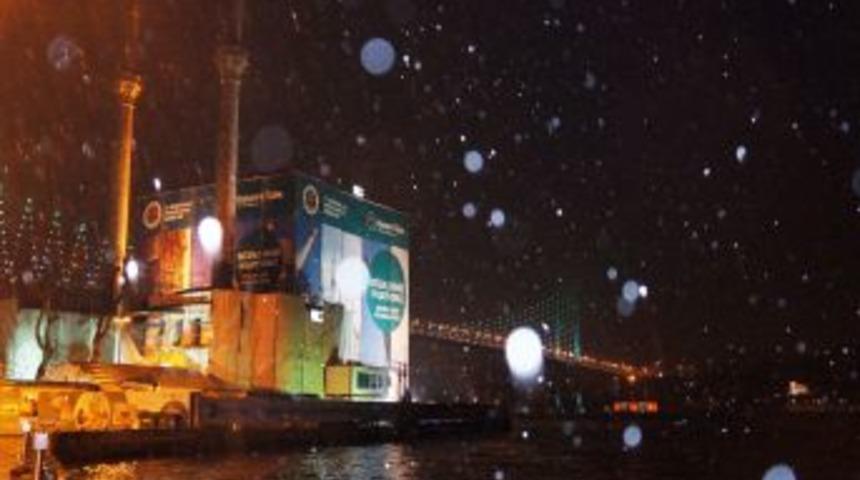 İstanbul&rsquo;da Lapa Lapa Kar Yağdı