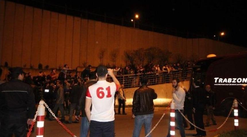 Trabzonspor Taraftarı Tepki G&ouml;sterdi
