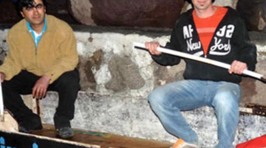 Yaptıkları sandal tabutları oluyordu