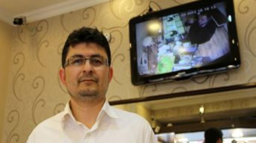 Takım Elbiseli Hırsız, El &Ccedil;abukluğuyla K&uuml;nyeyi &Ccedil;aldı